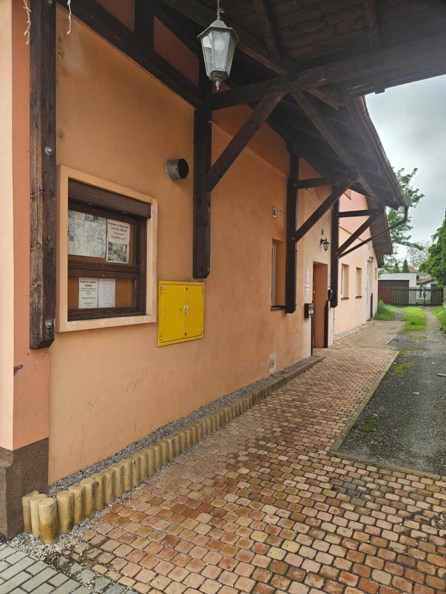 Penzion & Ubytovani Chrast  Bagian luar foto